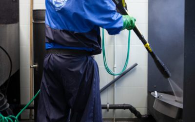 Crime Scene Team die een ruimte desinfecteert