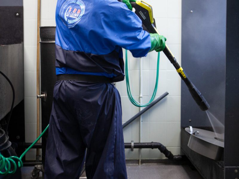 Crime Scene Team die een ruimte desinfecteert