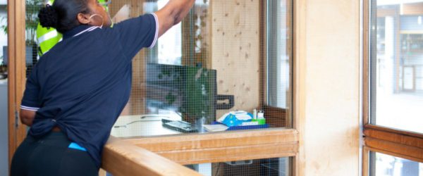 Schoonmaken van een plafond op scholen