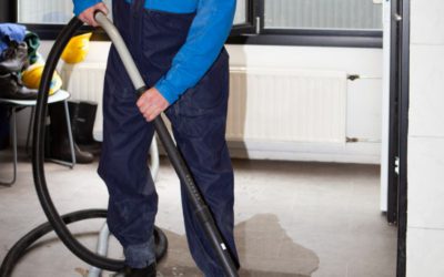 Schoonmaker bezig met wateroverlast