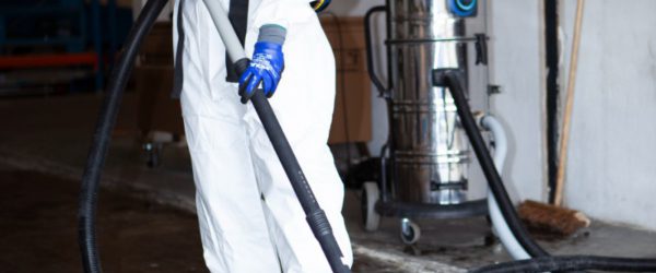 vloeren schoonmaken in een magazijn