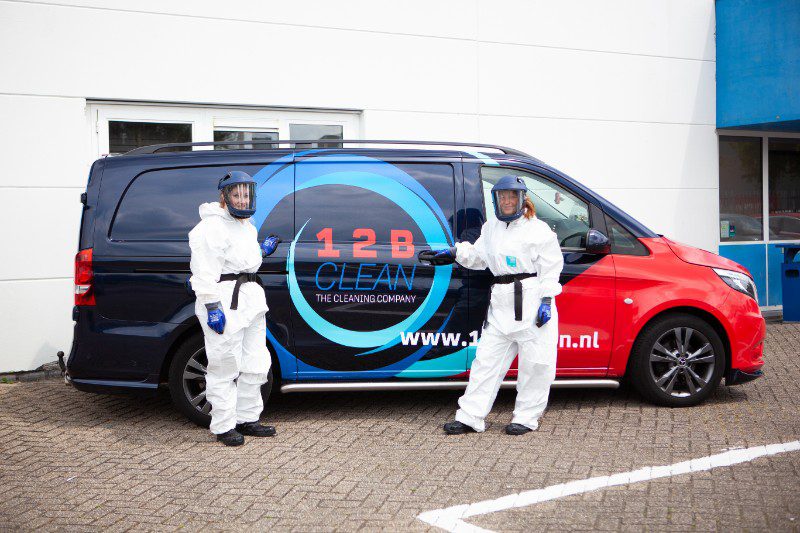 De crime scene cleaners bij de bedrijfsauto 12B Clean