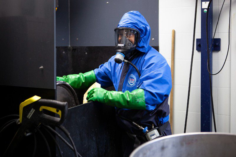 Medewerker Arthur bezig met een speciale reiniging