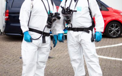 Schoonmakers die onder andere belangrijk werk doen op een plaats delict