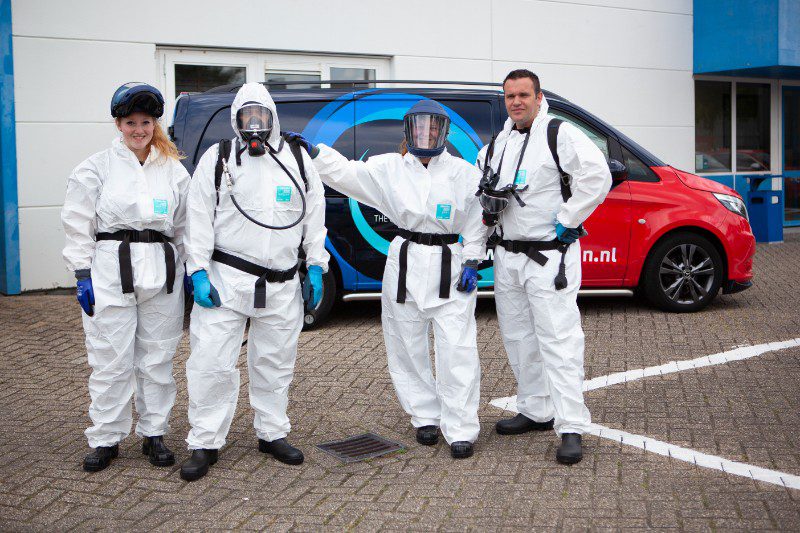 De profs gaan een geurverwijdering uitvoeren met een ozonbehandeling