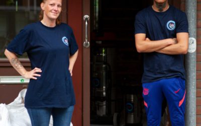 De workers ontruimen een woning