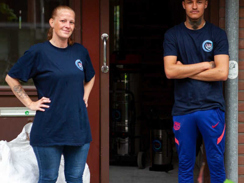 De workers ontruimen een woning