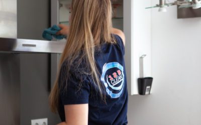 Schoonmaakster bezig met reguliere schoonmaak in keuken