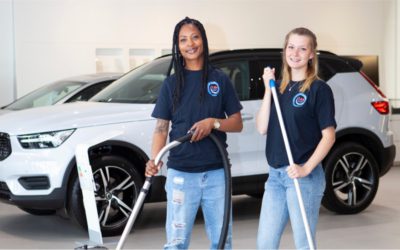 Schoonmaakwerkzaamheden in een showroom