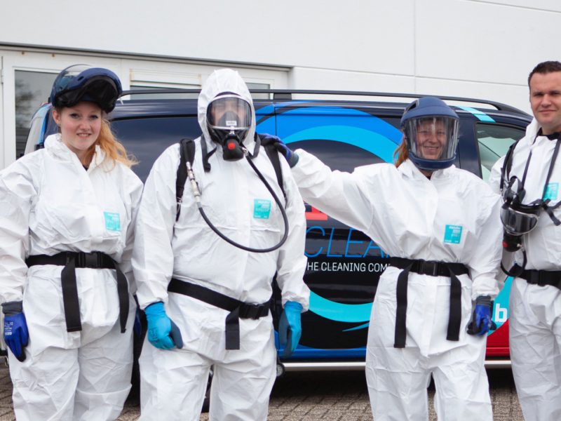 De schoonmakers van de profs en crime scene cleaners