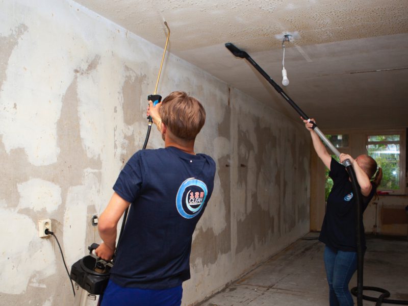 Nicotineaanslag en rooklucht verwijderen van muren en plafond