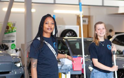 Medewerkers de workers in een autogarage
