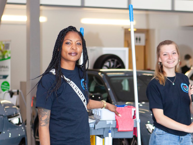 Medewerkers de workers in een autogarage