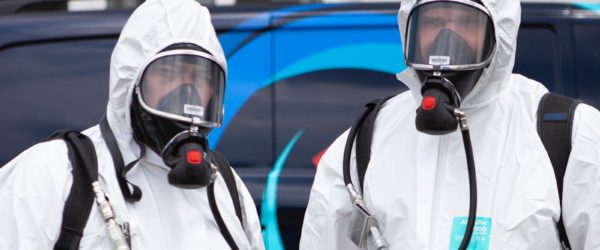 Crime scene cleaners met een masker, ontruimen na overlijden