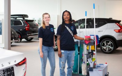 blije medewerksters facilitaire schoonmaak