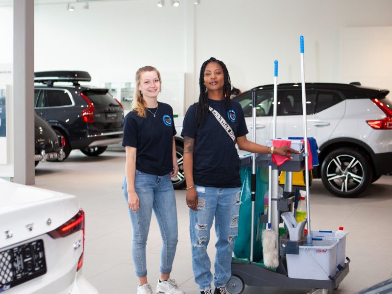 blije medewerksters facilitaire schoonmaak