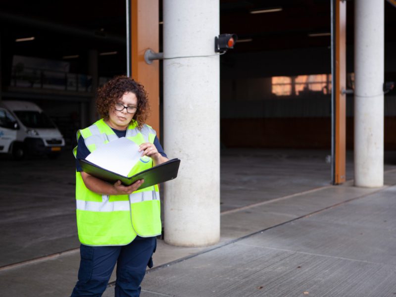Medewerker van 12B Clean helpt bij ontruiming