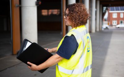 Medewerker Joelma bezig met een ontruiming