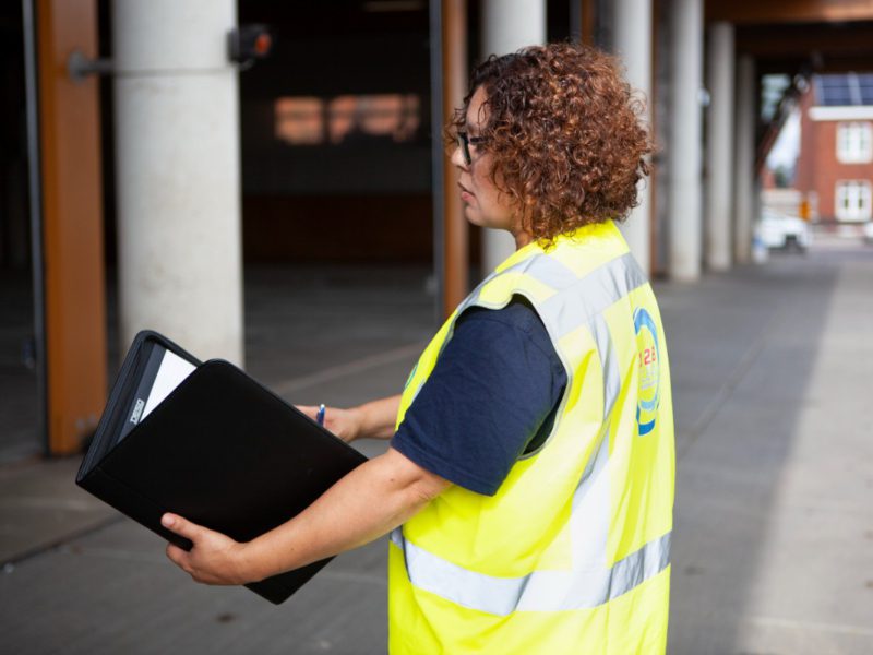Medewerker Joelma bezig met een ontruiming