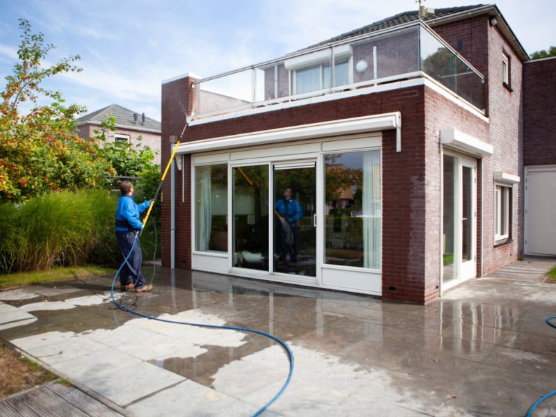 Gevelreiniging om kozijnen en gevels schoon te maken