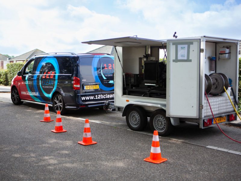 Bedrijfsauto van 12B Clean met aanhanger