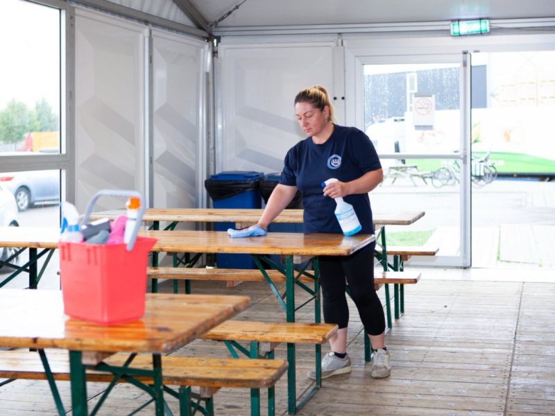 Reguliere schoonmaak van tafels