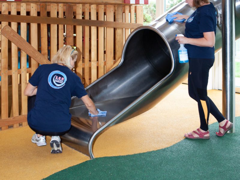 Glijbaan schoonmaken voor kinderen