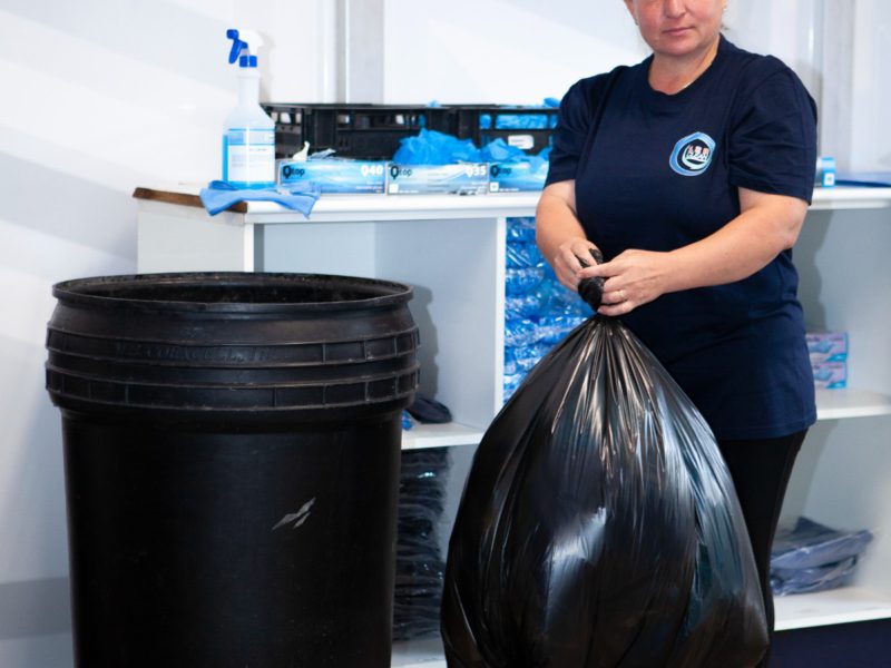 Vuilnis weggooien in een afvalemmer