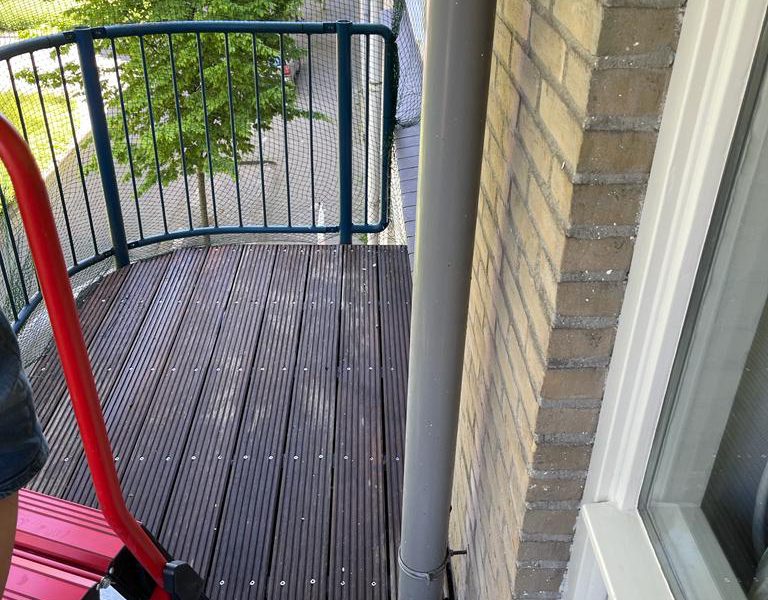 Balkon schoon na het verwijderen van vogelpoep