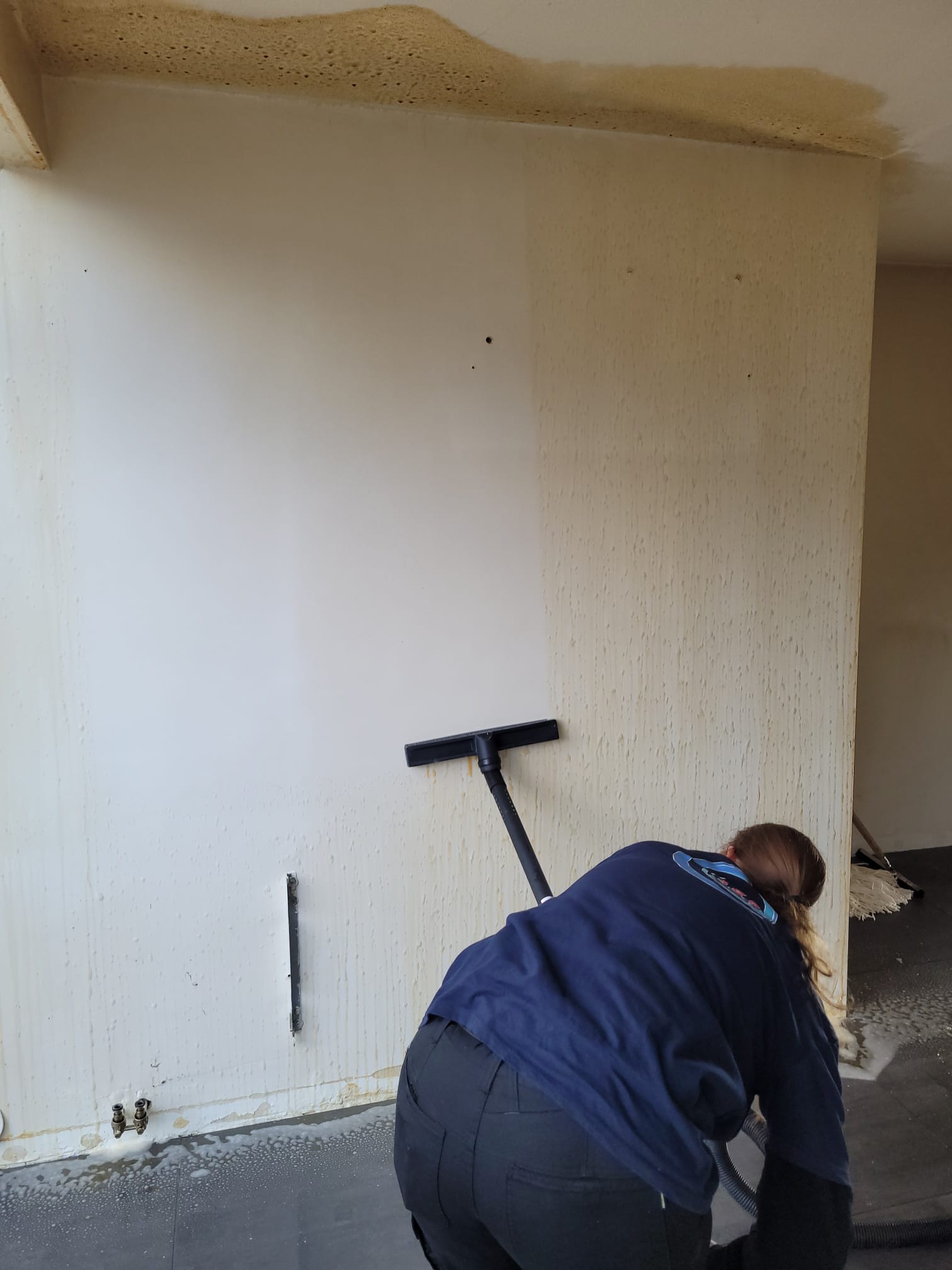 Het effect van 25 jaar roken duidelijk zichtbaar. Zo verijderen wij nicotine aanlag verwijderen van muur en plafond.