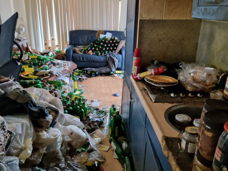 Woonkamer die vies is door verzamelwoede